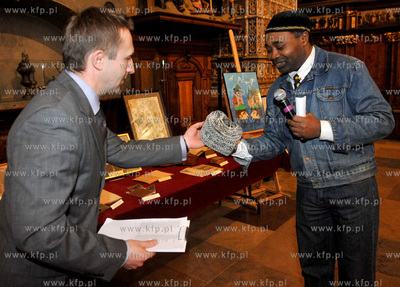 Gdansk. Dwor Artusa. Wystawa Skarby niezwykle, przedstawiajaca...