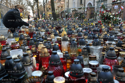 Sopot. Ul. Armii Krajowej 55. Ludzie skladaja kwiaty...