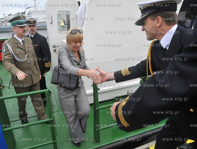 Uroczystosc nadania imienia i podniesienia bandery...