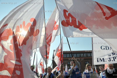 Protest Solidarnosci przed rozpoczynajaca sie w budynku...
