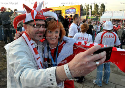 Gdansk. Mistrzostwa europy w pilce noznej. Kibice ogladaja...
