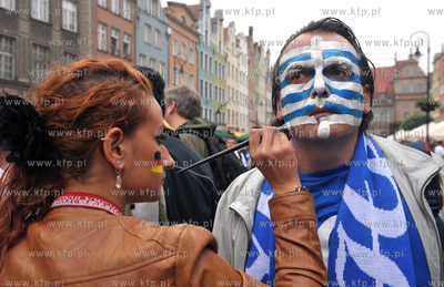 Dlugi Targ w Gdansku. Greccy kibice na ulicach Glownego...