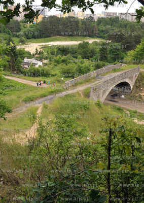 Dawny wiadukt kolejowy linii do Kokoszek polozony na...
