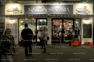 Gdynia. Impreza Swietojanska wita wiosne. Nalesnikarnia....