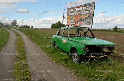 Wrak samochodu marki Wartburg sluzacy jako mobilna...