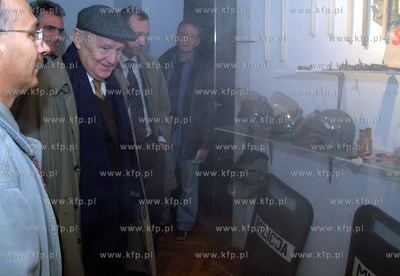 Mieczyslaw Rakowski ostatni premier PRL oglada wystawe...