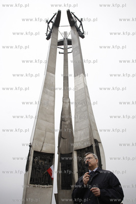 Gdansk. Pomnik Poleglych Stoczniowcow. Stoczniowcy...