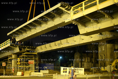 Gdansk Wrzeszcz. Montaz ostatniego elementu estakady...