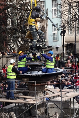 Gdansk. Dlugi Targ. Powrot posągu rzymskiego boga...
