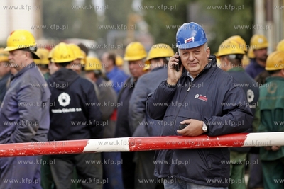 Strajk w Stoczni Gdanskiej. Stoczniowcy zadaja wyplacenia...