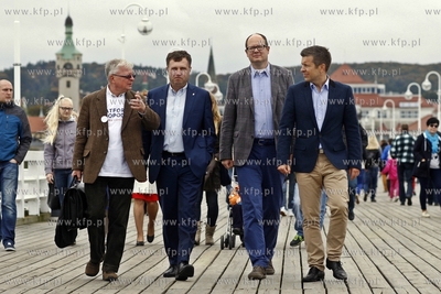 Sopot. Spacer prezydentow Gdanska Pawla Adamowicza...