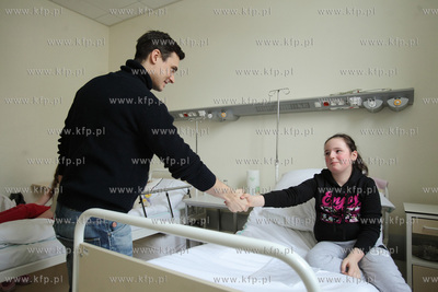 Aktor Mateusz Damięcki odwiedził dzieci w Klinice...