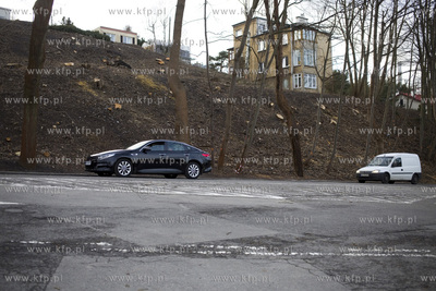 Wycinka drzew na skarpie przy ul. Sienkiewicza w Gdyni....