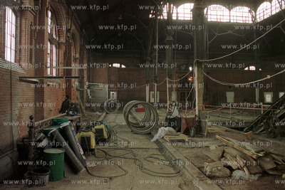 Gdanska Hala Targowa w czasie remontu. kwiecien 2001...