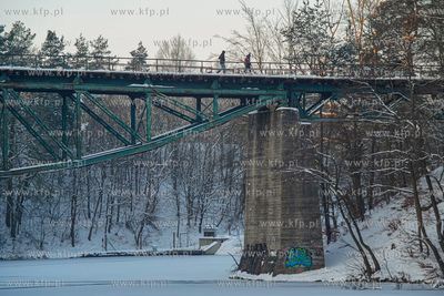 Zima na Kaszubach. Most kratownicowy z końca XIX w....
