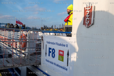 Testowy rejs promu F8, kursującego wzdłuż remontowanego...