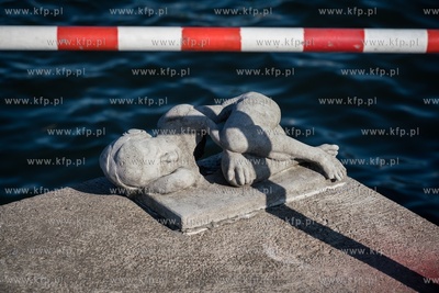 Port Gdynia, Nabrzeże Pilotowe. Nz. Rzeźba artysty...