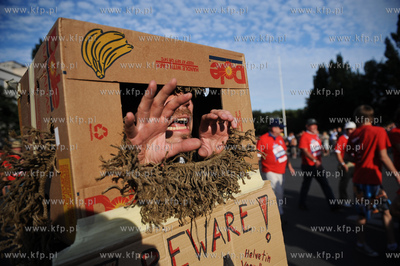 Gdynia. Parada zalog startujacych w Zlocie Zaglowcow...