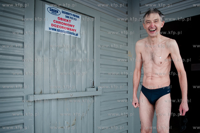 Gdansk. Zimowe morzne popoludnie na plazy w Jelitkowie.
Nz...