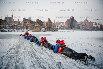 Marina w Gdansku. Cwiczenia ratownikow wopr oraz strazakow...