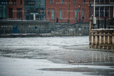 Gdansk. Niskie temperatury skuly lodem wody Motlawy....