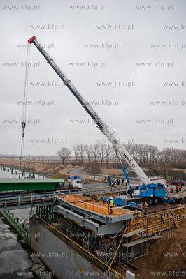 Montaz wazacych 135 ton dwoch sekcji przesla zwodzonego...