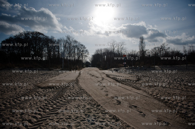 Gdansk. Sloneczne popoludnie na plazy w Jelitkowie.
09.03.2012
fot....