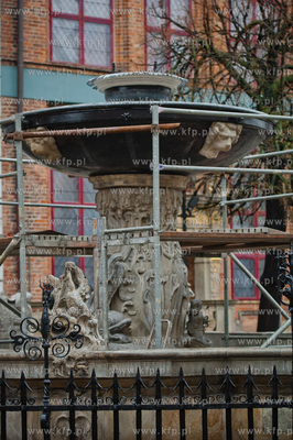 Gdansk. Dlugi Targ. Montaz odrestaurowanej misy fontanny...