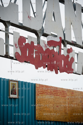 Gdansk. Brama Historyczna nr 2 Stoczni Gdanskiej. Napis...