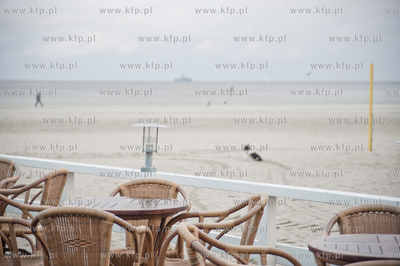 Gdynia. Jesienna, deszczowa pogoda na plazy miejskiej...