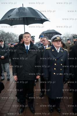 Gdynia. Zlozenie kwiatow na plycie Pomniku Marynarza...