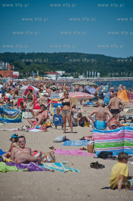 Wakacyjny, sloneczny dzien na przepelnionej ludzmi...