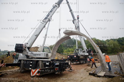 Gdansk. Ul. Ogrodowa. Montaz pierwszych elemntow wiaduktu...