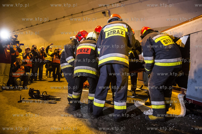 Symulowana akcja ratunkowa po zderzeniu trzech samochodow,...