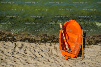 Gdańsk. Czerwona flaga na kąpielisku miejskim w Brzeźnie,...