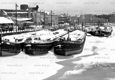 Barki na zimowym postoju zacumowane na Motlawie przy...