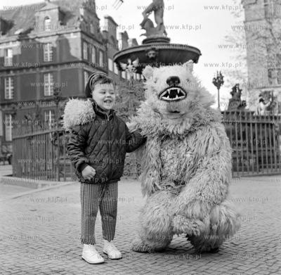 Maly Macius pozuje do zdjecia z bialym niedzwiedziem...