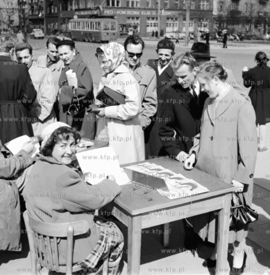 Kiermasz ksiazek na rogu ul. Swietojanskiej i 10 Lutego...