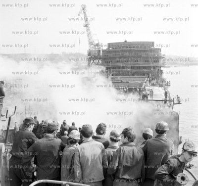 Pozar ropy rozlanej na powiechrzni basenu stoczniowego...