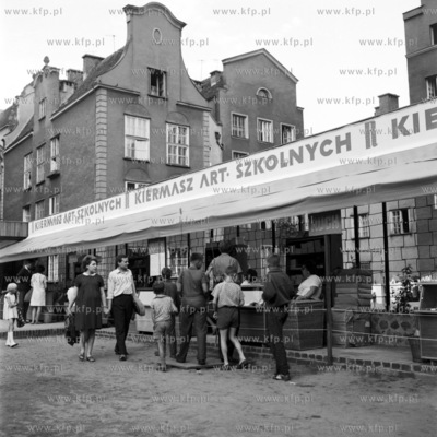 Kiermasz artykulow szkolnych przy Zlotej Bramie w Gdansku.
28.08.1968
0001433z_siepien1968
Fot....