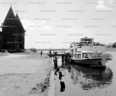 Statek pasażerski białej floty Odylia z pasażerami...