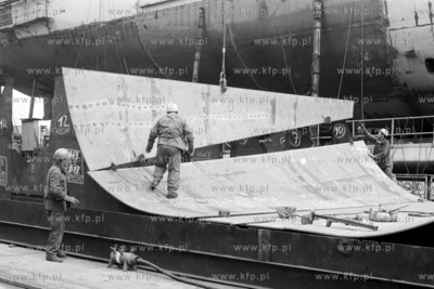 Montaż sekcji okrętowych na wydziale K-3 Stoczni...