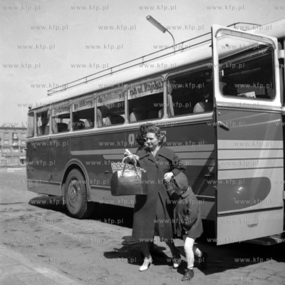 Autobus Biura Podróży Orbis dowoził turystów na...