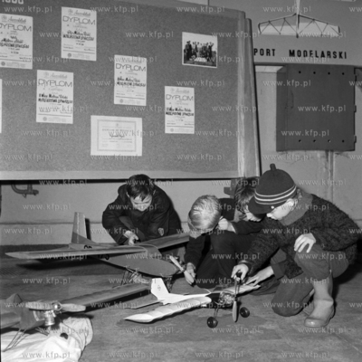 Młodzież podczas zajęć sekcji modelarskiej Aeroklubu...