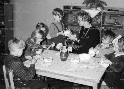Zajęcia plastyczne w przedszkolu.
1960
0008471z
Fot....