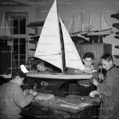 Młodzież podczas zajęć w pracowni modelarskiej.
1964
0008489z
Fot....