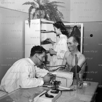 W gabinecie lekarskim. (lata50)19590008100zFot....