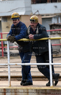 Gdynia. Wodowanie m/s Ariana w suchym doku Stoczni...