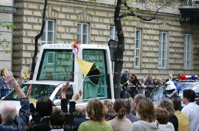 Ojciec Swiety Benedykt XVI przejezdza Papamobile Krakowskim...
