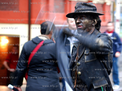 Grupa mlodych Palestynczykow bioraca udzial w programie...